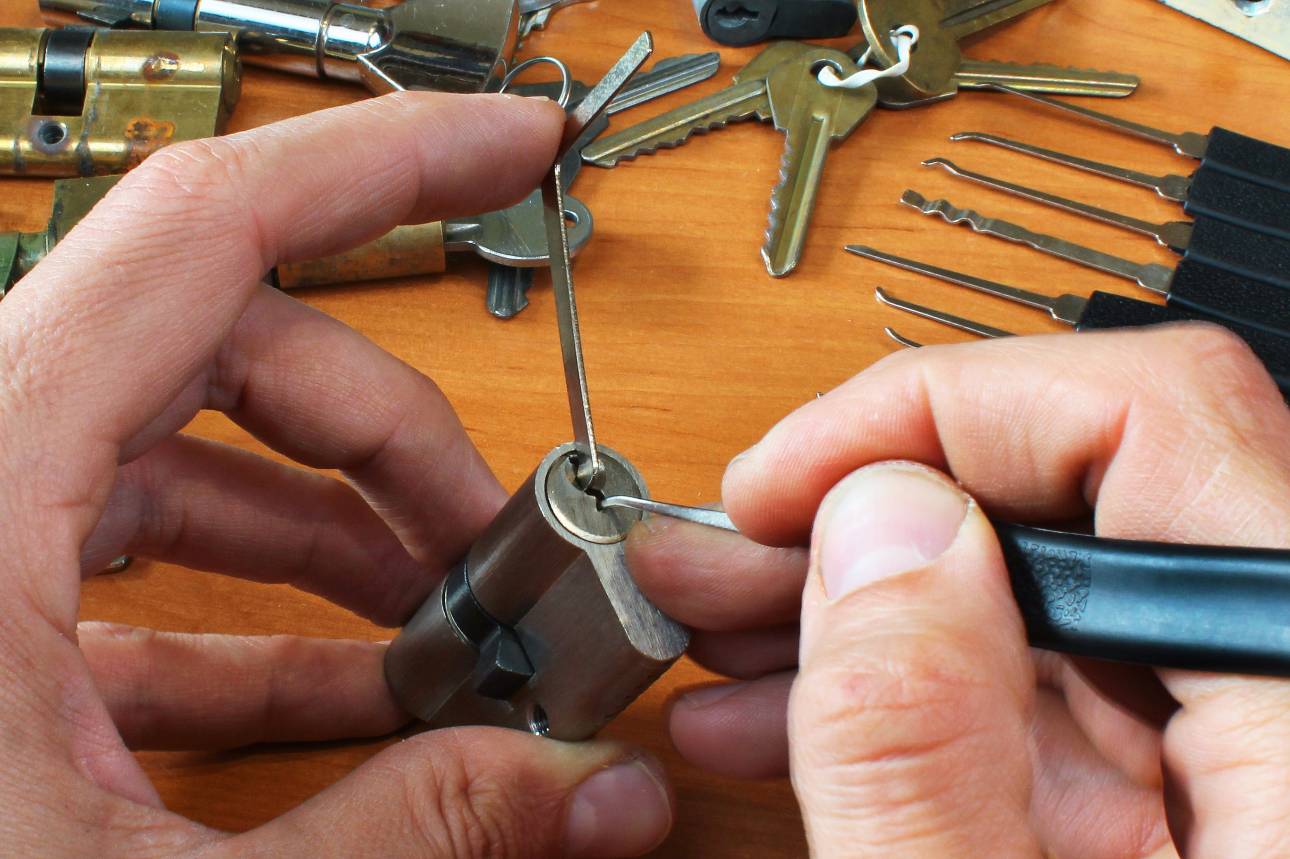 Locksmith,Picks,A,Cylinder,Lock,With,Lockpick,And,Tension,Wrench